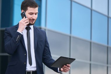 Evet ve tablet pc el arka plan üzerinde Mimari camlar ile seyir işadamı 