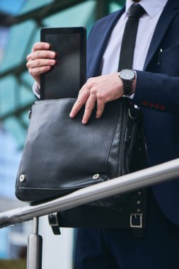 Evrak Çantası'nda Tablet pc koyarak işadamı yakın çekim  