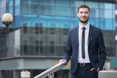 beyaz gömlek ve iş merkezi verandada duran uymak yakışıklı sakallı işadamı