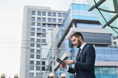 yakışıklı sakallı işadamı iş merkezi verandada duran Tablet PC'yi kullanma