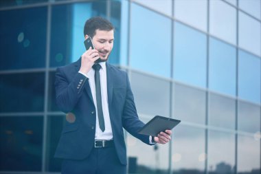 Evet ve tablet pc el arıyorum yakışıklı sakallı işadamı