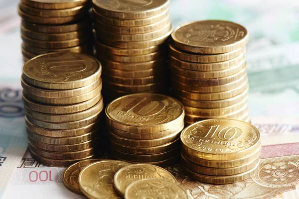 Goldmünzen Stapeln Sich Und Rubel Scheine Hintergrund Nahaufnahme — Stockfoto