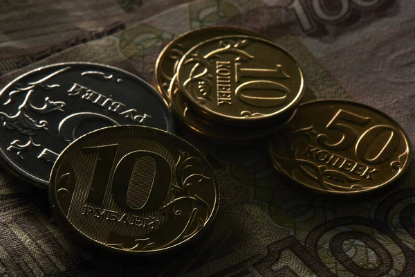 Stapel Russischer Eisenmünzen Auf Banknoten Nahaufnahme — Stockfoto