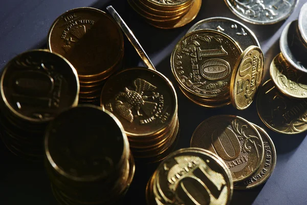 Rus demir paralar karanlık yüzeyinde yığını yakın çekim