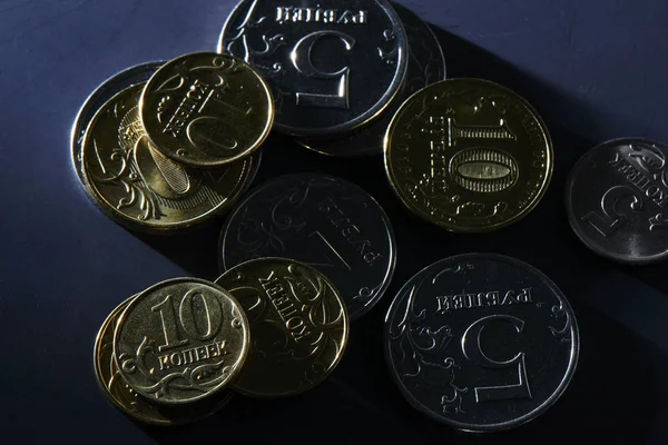 Haufen Russischer Eisenmünzen Auf Dunkler Oberfläche Nahaufnahme — Stockfoto