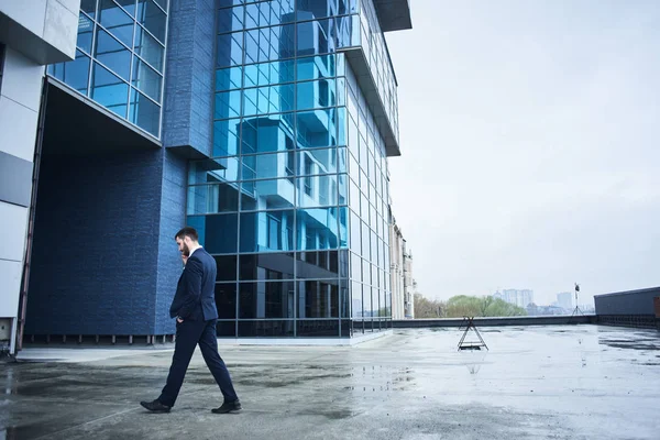 uymak Smartphone'da Caddesi'nde yürürken işadamı 