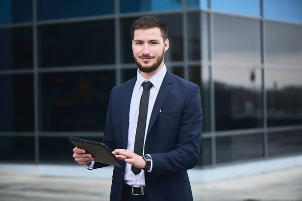 Bel Homme Affaires Regardant Caméra Tout Utilisant Tablette Avec Bâtiment — Photo