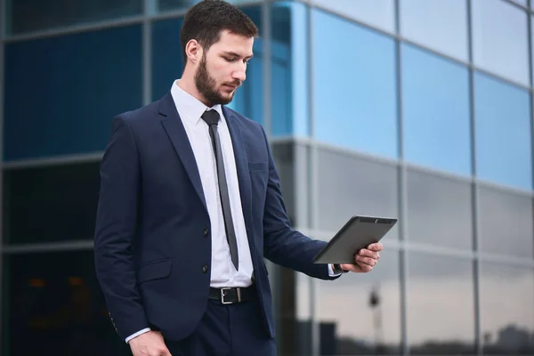 Homme Affaires Regardant Tablette Main Avec Bâtiment Verre Sur Fond — Photo