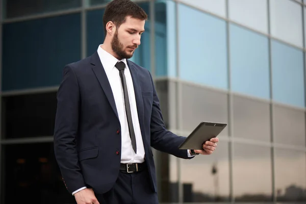 Homme Affaires Regardant Tablette Main Avec Bâtiment Verre Sur Fond — Photo