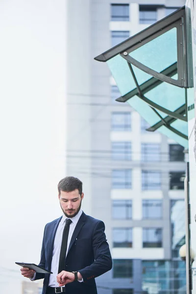 Sérieux Élégant Homme Affaires Avec Tablette Regardant Montre Sous Main — Photo