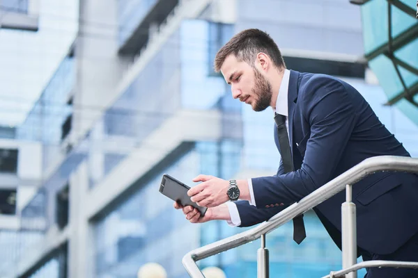 Sérieux Élégant Homme Affaires Utilisant Tablette Tout Tenant Sur Porche — Photo