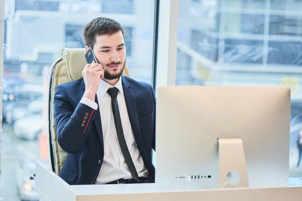 Ernstige Bebaarde Zakenman Praten Telefoon Zittend Aan Tafel Met Computer — Stockfoto