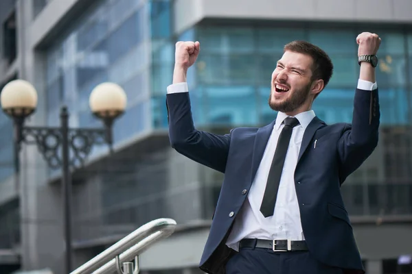 Succesvolle Knappe Bebaarde Zakenman Met Opgeheven Handen Vreugde Overwinning — Stockfoto