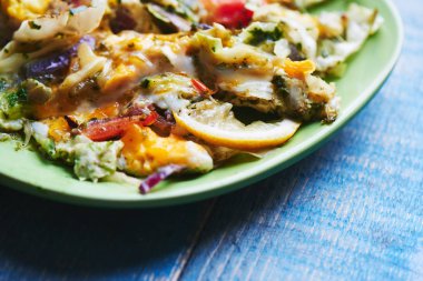 plaka sahanda yumurta ve sebze ile yakın çekim