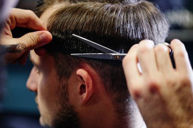 Berber dükkanı closeup makas kesim adamın saçlı berber