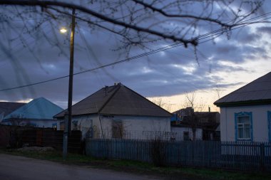 arka planda, Kazakistan mavi gökyüzü ile kazak ısmarlayarak evler