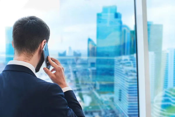 Homme Affaires Barbu Parlant Téléphone Regardant Paysage Urbain Extérieur Fenêtre — Photo