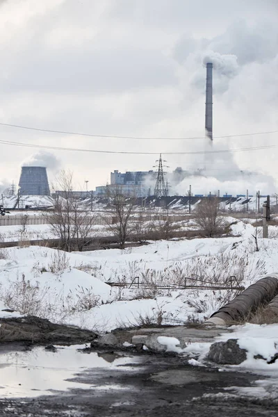 Alte Fabrik Verschmutzt Die Umwelt Tagsüber — Stockfoto