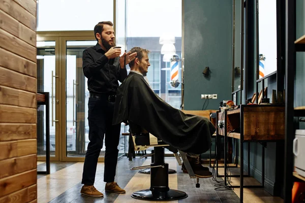 Barber Muž Černé Košili Procesu Řezání Zákazníka Holičství — Stock fotografie