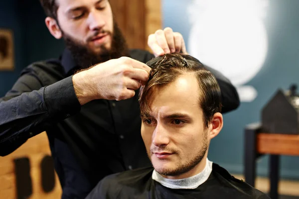 Barber Muž Černé Košili Procesu Řezání Zákazníka Holičství — Stock fotografie