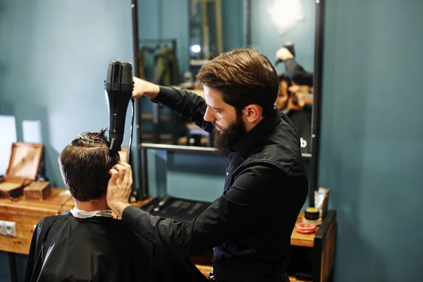 Barber Muž Černé Košili Procesu Řezání Zákazníka Holičství — Stock fotografie