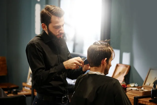 Barbier Dans Chemise Noire Train Couper Client Dans Salon Coiffure — Photo