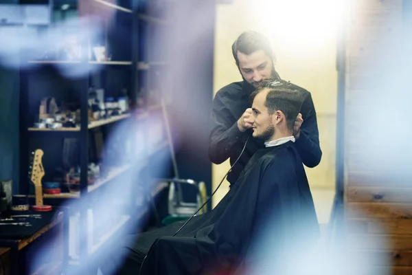 Barber Muž Černé Košili Procesu Řezání Zákazníka Holičství — Stock fotografie