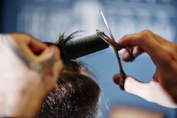 Barbier Avec Ciseaux Coupe Les Cheveux Masculins Dans Barbershop Gros — Photo