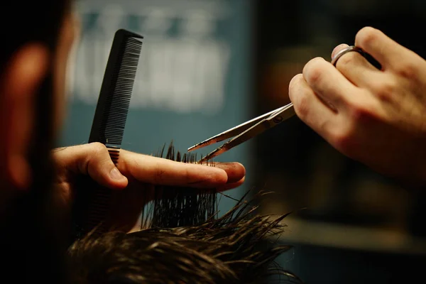 Barbier Avec Ciseaux Coupant Les Cheveux Homme Dans Barbershop Gros — Photo
