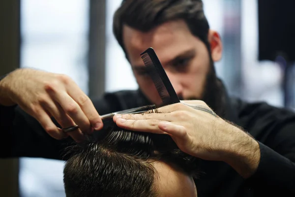 Barbier Dans Chemise Noire Train Couper Client Dans Salon Coiffure — Photo