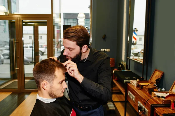 Barber Muž Černé Košili Procesu Řezání Zákazníka Holičství — Stock fotografie