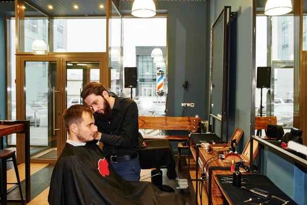 理容室理髪店に顧客を切削過程で黒シャツの男 — ストック写真