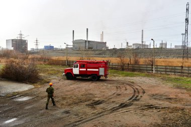 Bir adam itfaiyeci, bir Asya-kazak iş yerinde portresi