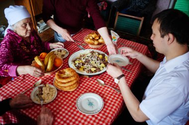 Kazak aile evinde kahvaltı 