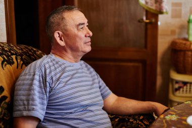 yetişkin adam evde masada otururken rahatlatıcı 