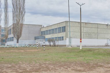 bulutlu gün okulda yakınındaki futbol sahası  