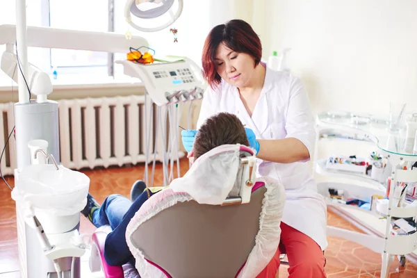 Dentista Examinando Los Dientes Del Paciente Consultorio Del Dentista — Foto de Stock