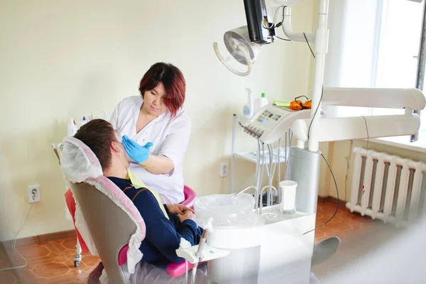 Dentista Examinando Los Dientes Del Paciente Consultorio Del Dentista — Foto de Stock