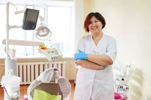 Dentista Profesional Pie Con Los Brazos Cruzados Consultorio Dental — Foto de Stock