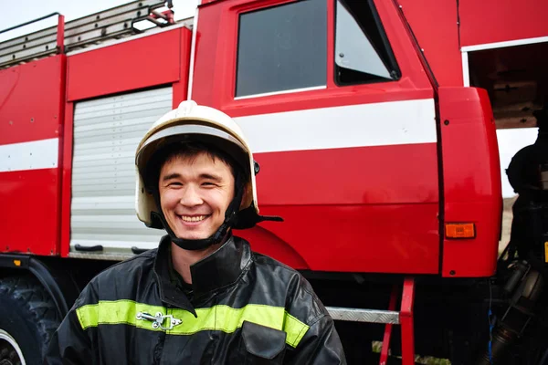 仕事でアジアのカザフ人消防士の肖像画 — ストック写真