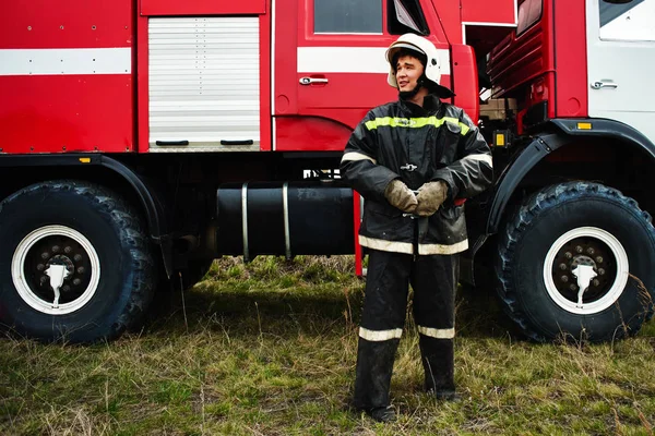 仕事でアジアのカザフ人消防士の肖像画 — ストック写真