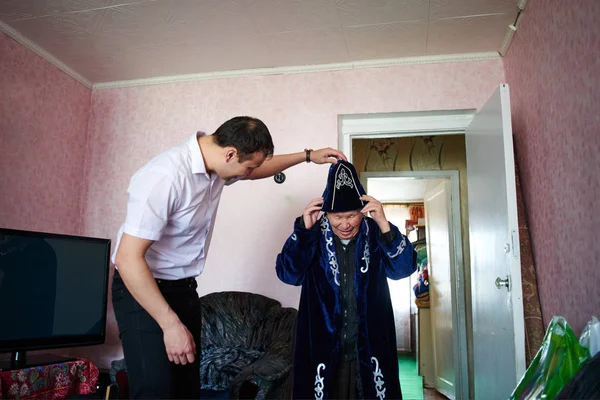 Torunu Büyükbaba Evde Giyinmek Yardım — Stok fotoğraf