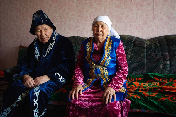 Asijské Rodiny Sobě Sedí Pohovce Domě Kazašské Národní Celní — Stock fotografie