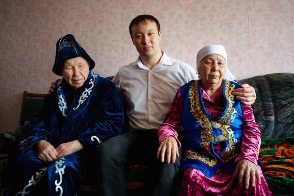 Asiat Rodinou Sobě Sedí Pohovce Domě Kazašské Národní Celní — Stock fotografie