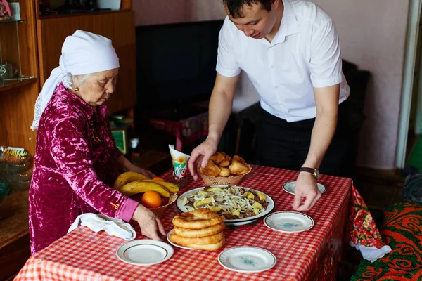 Vovó Cazaque Com Neto Preparando Café Manhã Casa — Fotografia de Stock