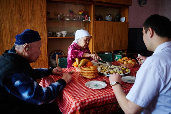Kazašský Rodina Snídáš Domě — Stock fotografie