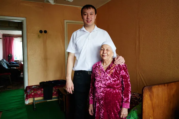 Внук Обнимает Бабушку Казахском Доме — стоковое фото
