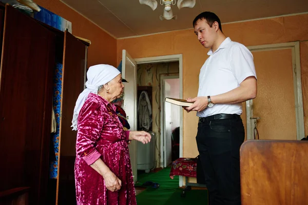 Внук Держит Книгу Разговаривает Бабушкой Казахском Доме — стоковое фото