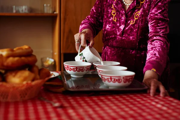 Mujer Kazaja Vertiendo Leche Tazón Mientras Prepara Desayuno Casa — Foto de Stock