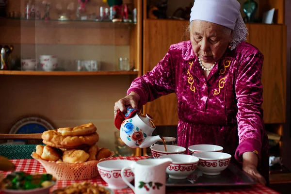 Donna Kazaka Versare Tazza Mentre Prepara Colazione Casa — Foto Stock